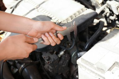 iş yerinde genç kadın makinist