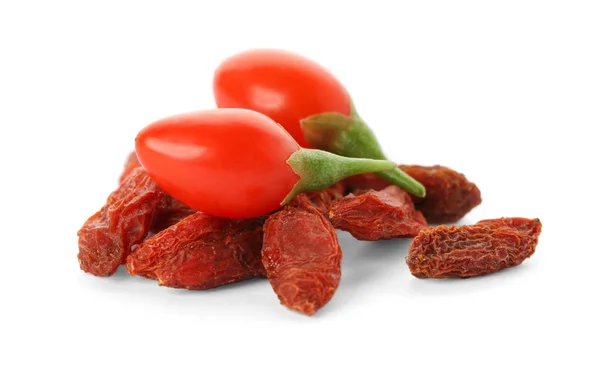 Bacche di goji su sfondo bianco — Foto Stock