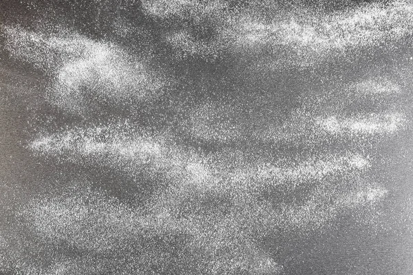 Farinha espalhada no fundo cinza — Fotografia de Stock