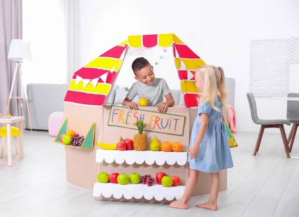 Sayaç kapalı meyve satan şirin küçük çocuk