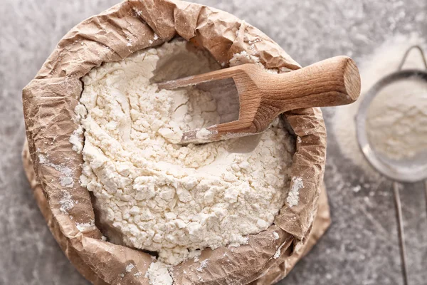 Kağıt torba ve kaşık un ile