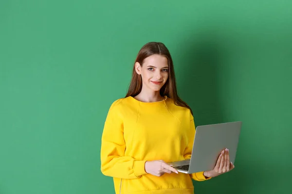 Junge Dame mit modernem Laptop — Stockfoto