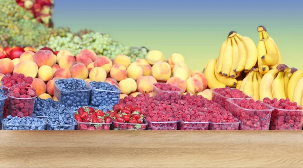 Frutas diferentes no mercado — Fotografia de Stock