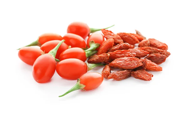 Bacche di goji su sfondo bianco — Foto Stock