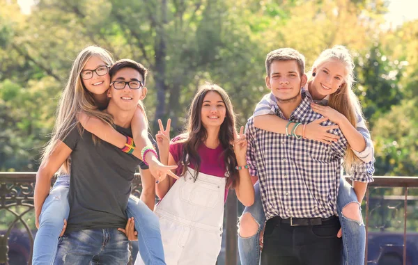 Happy teenagers posing on city street — Stock Photo, Image