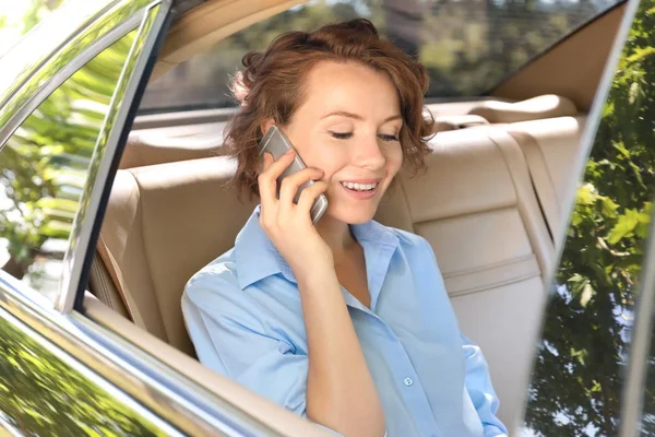 Joven empresaria en coche —  Fotos de Stock