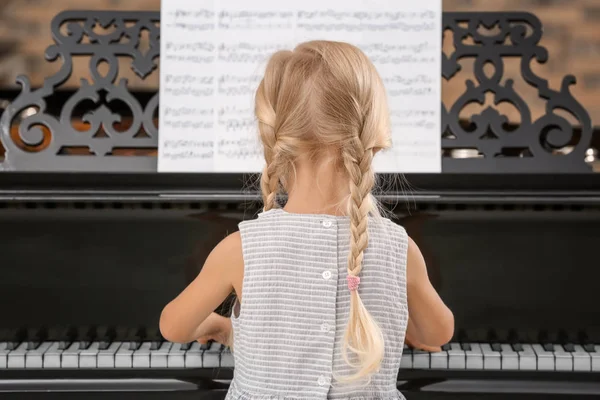 Flicka spela piano — Stockfoto