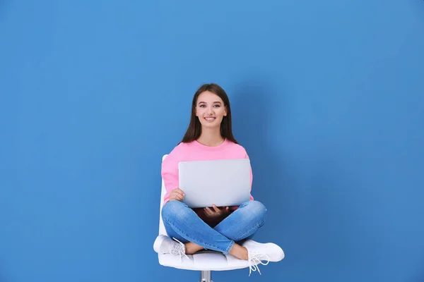 Jovem senhora com laptop moderno — Fotografia de Stock