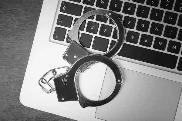 Handcuffs on laptop keyboard — Stock Photo, Image