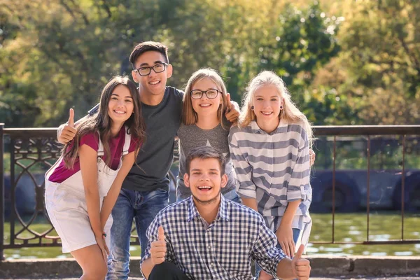 Adolescentes felices posando en la calle de la ciudad — Foto de Stock