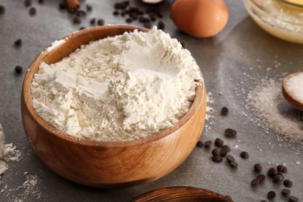 Tigela com farinha na mesa cinza — Fotografia de Stock