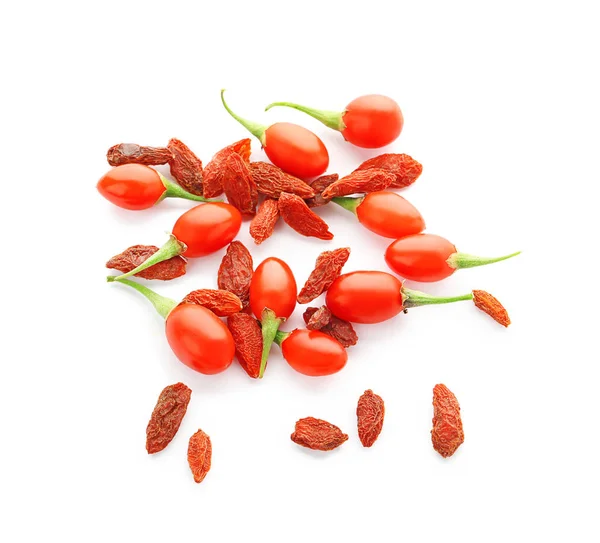 Bacche di goji su sfondo bianco — Foto Stock