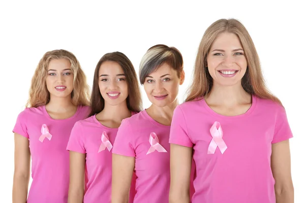 Hermosas mujeres con camisetas con cintas de color rosa sobre fondo blanco — Foto de Stock