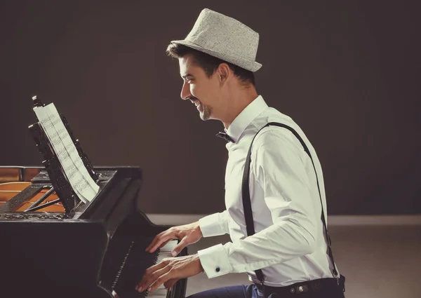 Ung man spelar piano — Stockfoto