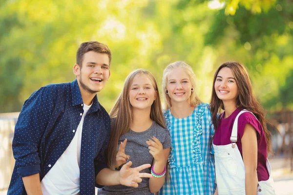 Adolescents heureux dans la rue de la ville — Photo