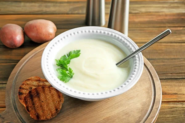 Tigela de cerâmica com sopa de creme de batata — Fotografia de Stock