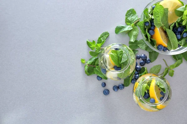 Βαζάκια φρούτα αρωματισμένο νερό — Φωτογραφία Αρχείου
