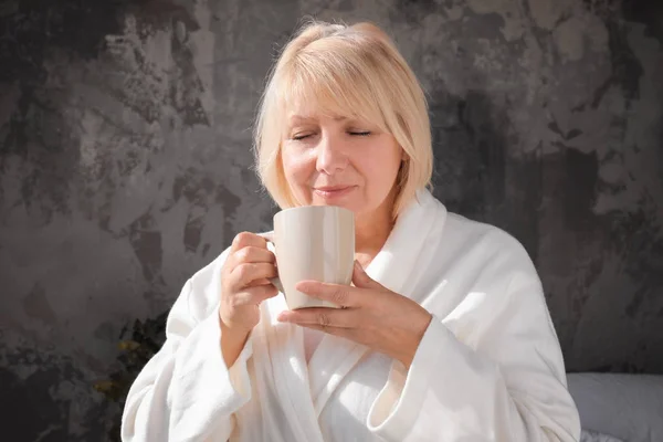 집에서 커피를 마시는 아름 다운 성숙한 여자의 아침 — 스톡 사진