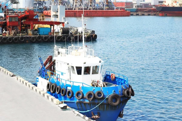 Barco rebocador atracado no porto marítimo — Fotografia de Stock