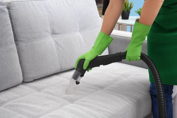 Frau putzt Couch — Stockfoto