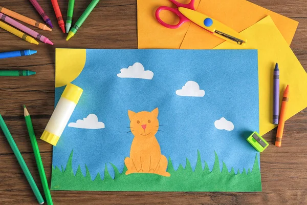 Детская аппликация кота на деревянном столе — стоковое фото