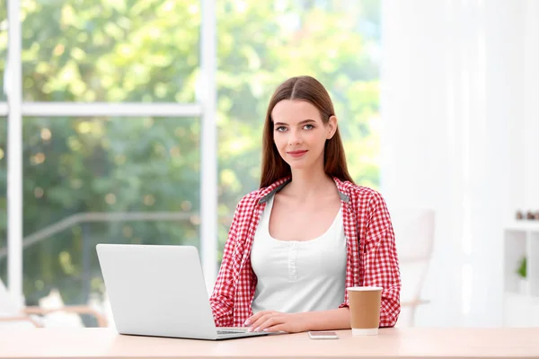 Jonge dame met moderne laptop — Stockfoto