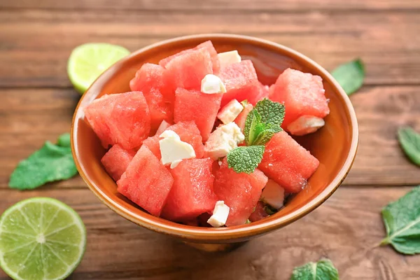 Skål med färsk sallad med vattenmelon — Stockfoto