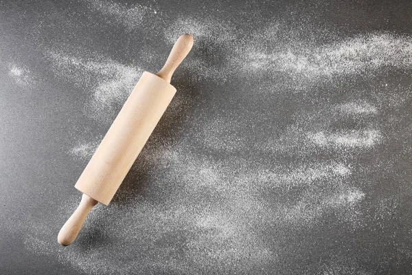 散乱の小麦粉と灰色の背景に麺棒 — ストック写真
