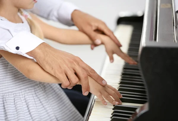 Uomo e bambina che suonano il pianoforte — Foto Stock