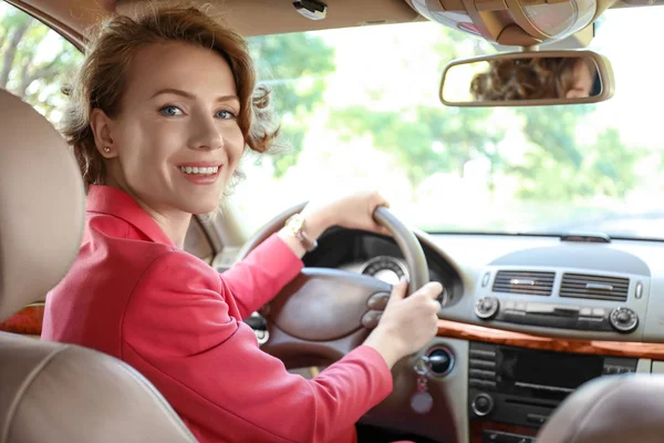 Vrouw in een auto — Stockfoto