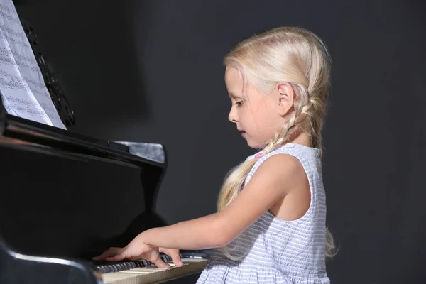 Meisje pianospelen — Stockfoto