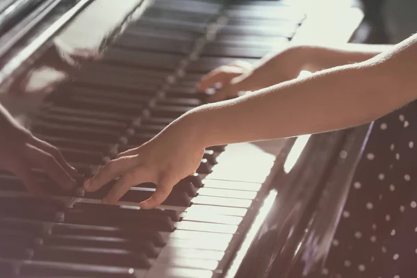 Lány zongorázni — Stock Fotó