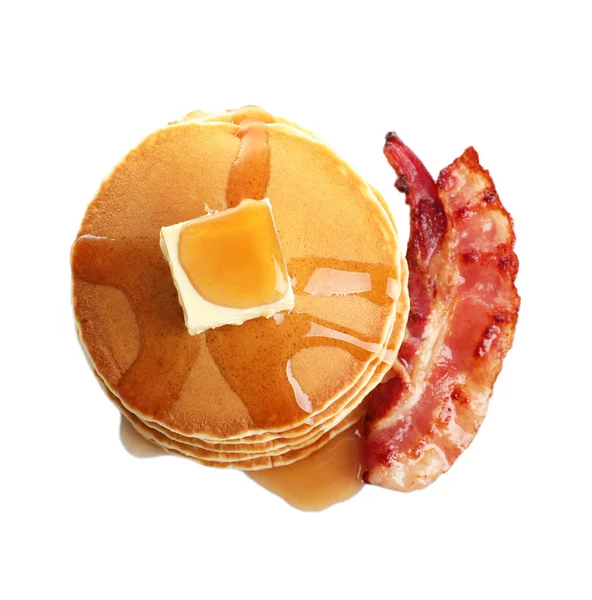 Pfannkuchen mit Speck auf weiß — Stockfoto