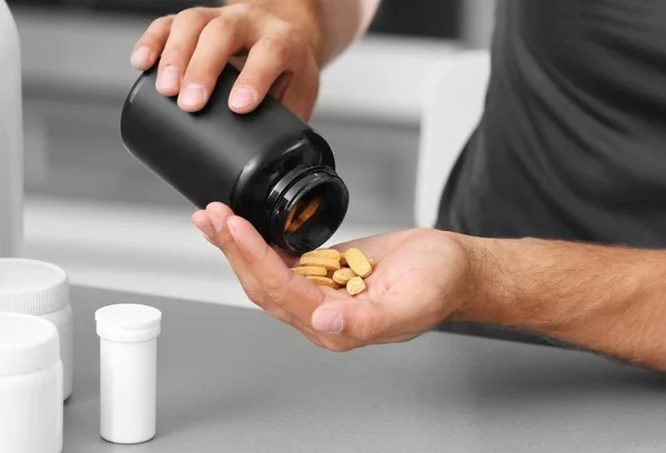 Man håller burken med protein piller — Stockfoto