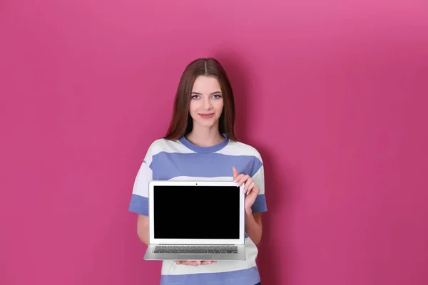 Ung dam med modern laptop — Stockfoto