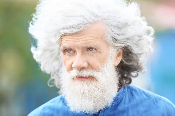 Зрелый Мужчина Седыми Волосами Улице — стоковое фото