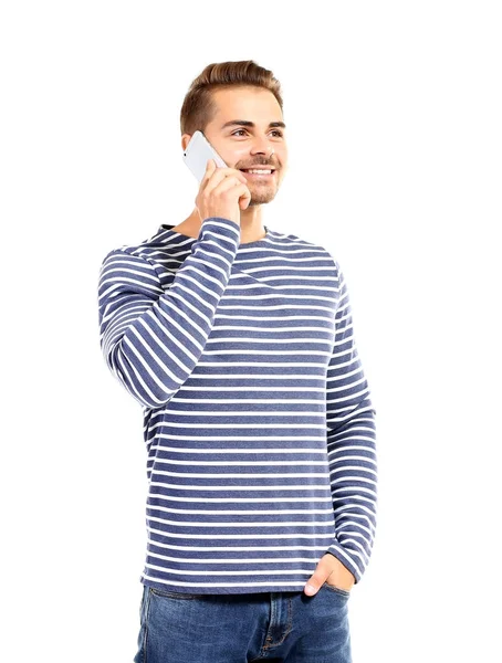 Jonge knappe man praten over zijn mobiele telefoon — Stockfoto