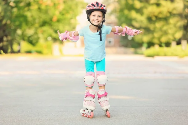 롤러스케이트를 타는 소녀 — 스톡 사진