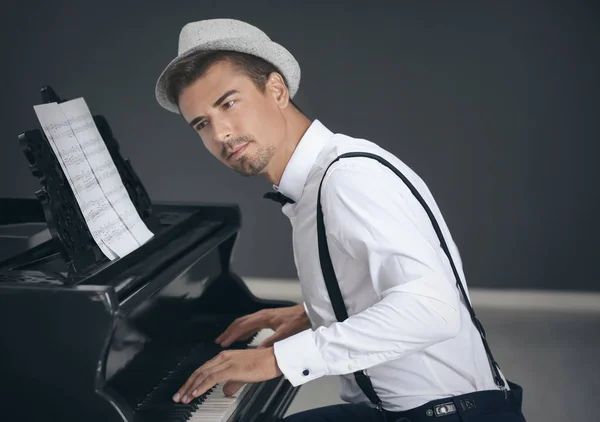 Jovem tocando piano — Fotografia de Stock