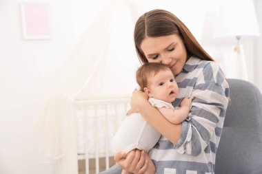 Anne kucağında bebek