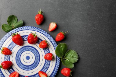 Kırmızı çilek ile kompozisyon 