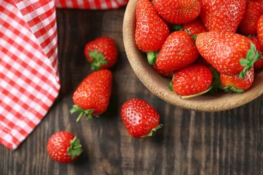 Kırmızı çilek ile kompozisyon 