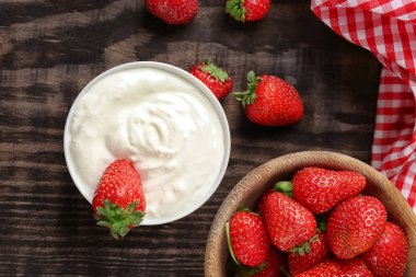 Kırmızı çilek ile kompozisyon 