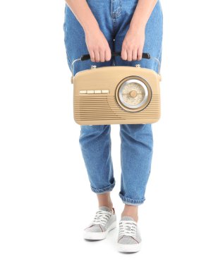 retro radyo kadınla