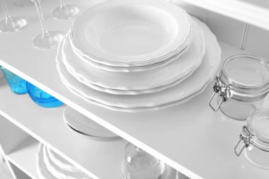 Dishware ayaklıklı beyaz depolama