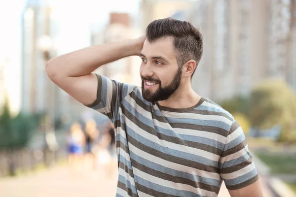 Homem bonito em roupas casuais — Fotografia de Stock