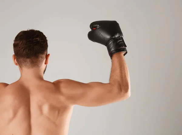 Мужской боксер на светлом фоне — стоковое фото