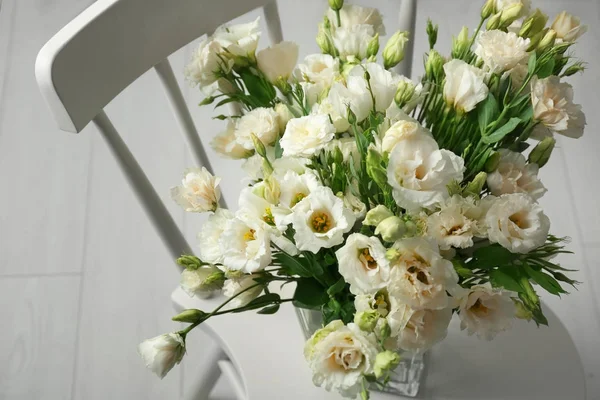 Vase mit Eustoma-Blumen — Stockfoto