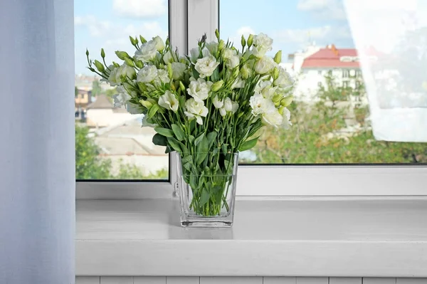 Vaas met bloemen eustoma — Stockfoto