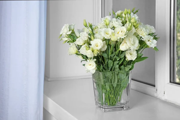 Váza s květinami eustoma — Stock fotografie